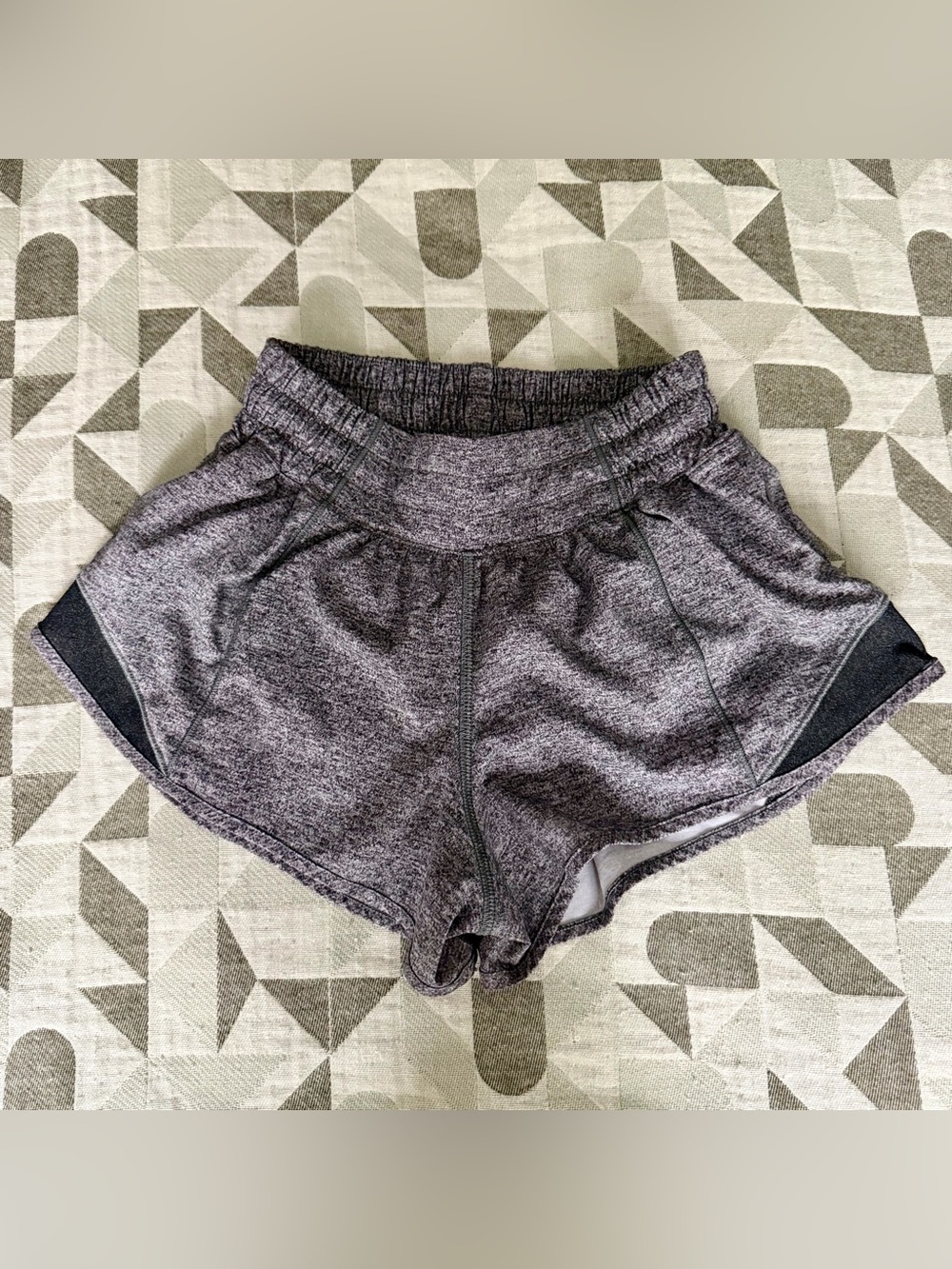 Lululemon Hotty Hot Shorts II 2.5" Size 2 Gray Black Running Shorts